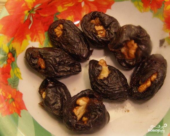 В черносливе сделайте разрез и наполните чернослив грецкими орехами.