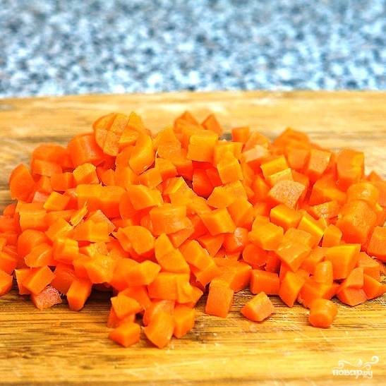 Аналогичными кубиками нарезаем морковь.