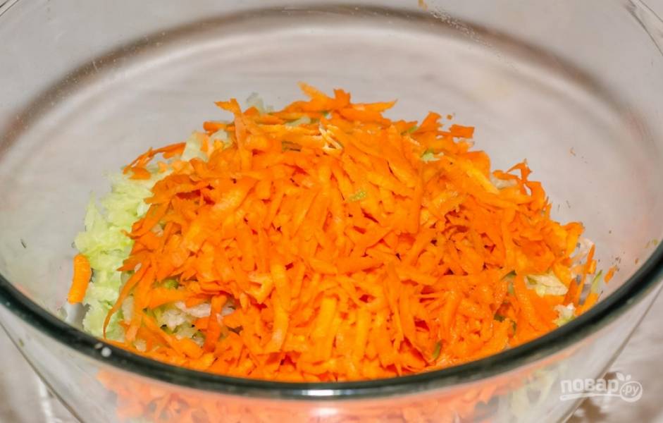 Также очищаем морковь, её тоже трем на крупной терке.