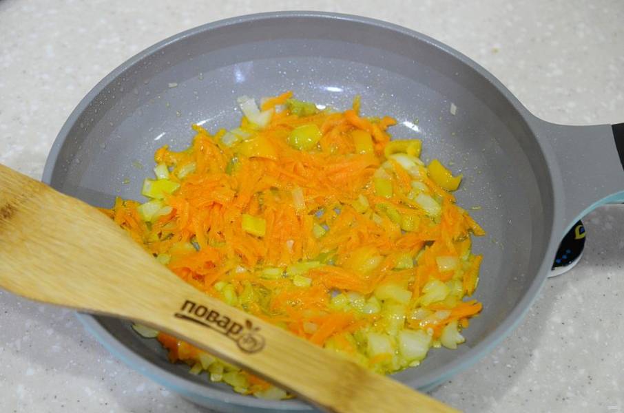 4. Обжарьте сначала лук, затем добавьте морковь и перец.