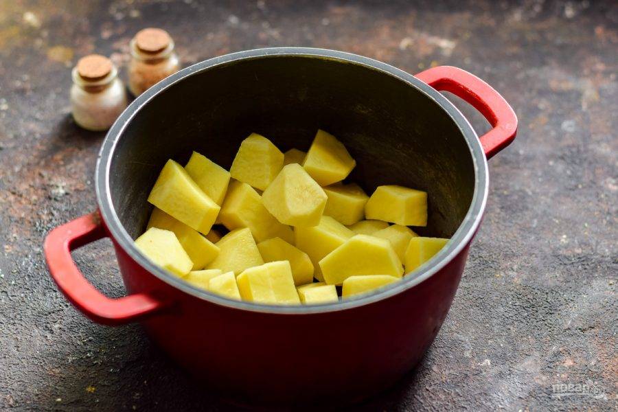 Очистите картофель, вымойте, просушите. Нарежьте картофель средними кусочками. Переложите картофель в кастрюлю, залейте водой и варите 20 минут.