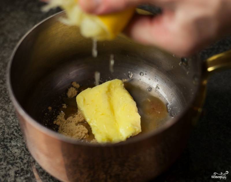 На сковороде растопите сливочное масло и смешайте с коричневым сахаром. Выдавите к маслу с сахаром лимонный сок.