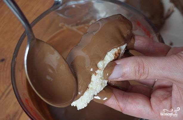 3. Растопите шоколад на водянной бане или в микроволновке. Главное постараться не перегреть шоколад, иначе он начнет сворачиваться в комки. Обмакните или полейте шоколадом кокосовые батончики и уберите в холодильник до полного застывания шоколада.
