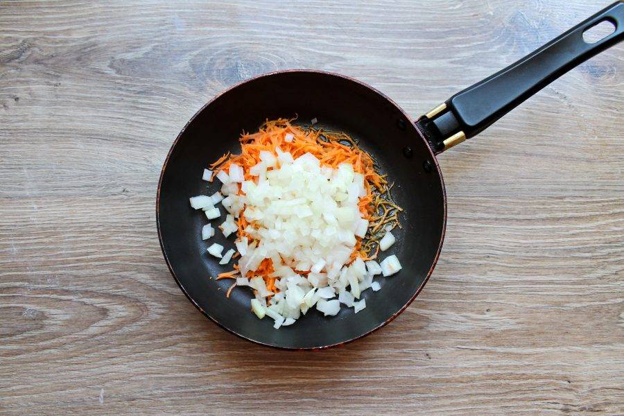 Репчатый лук почистите и мелко порежьте, добавьте в сковороду с морковью.