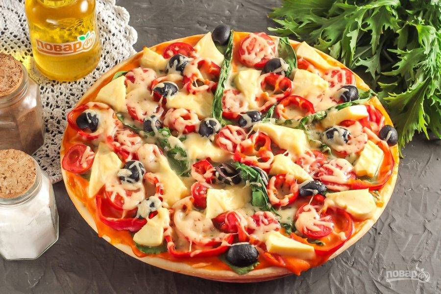 Испеките греческую пиццу в течение 7-8 минут до расплавления сыра и румяности основы. 