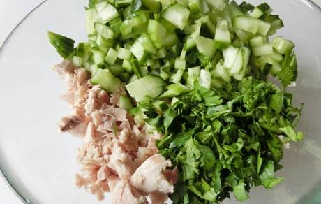3. Добавим в салатницу измельченную курицу, зелень и огурец кубиками.
