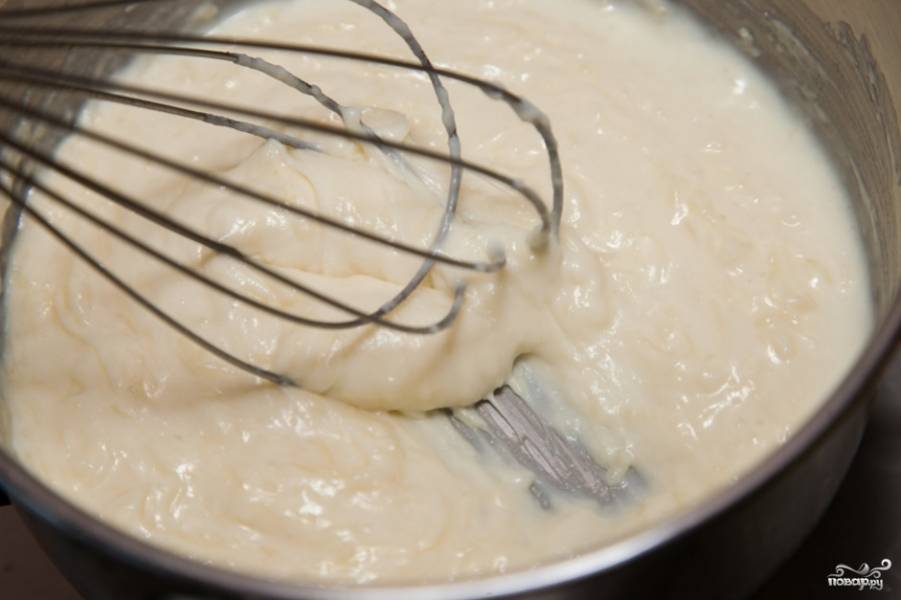 4.	Подогреваем молоко и вливаем его в сковороду к муке, непрерывно помешивая до однородной консистенции. Затем убираем с огня и добавляем твердый сыр, перемешиваем до растворения.