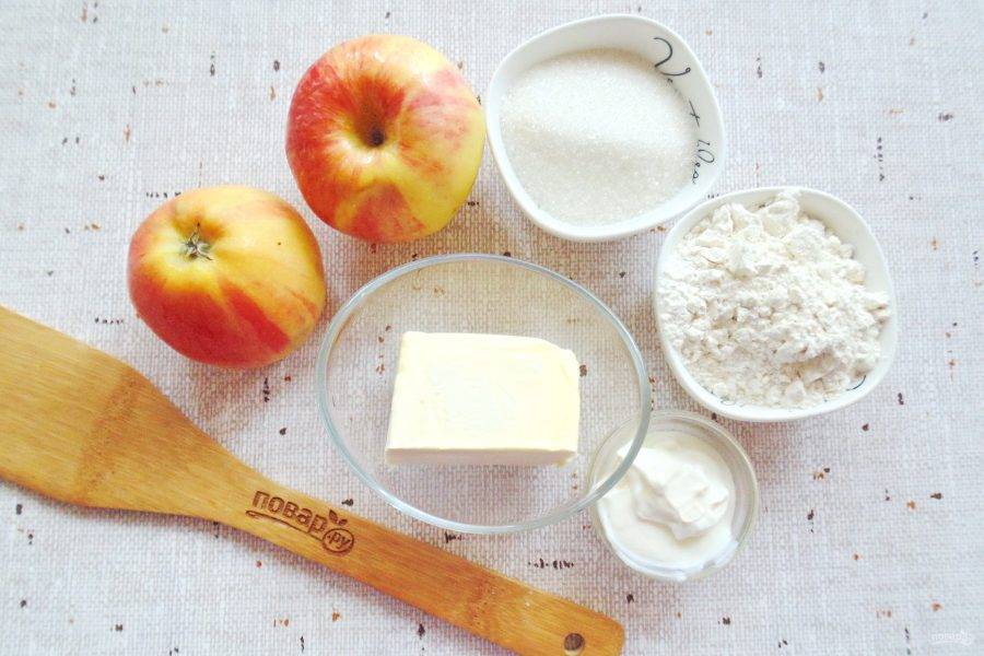 Подготовьте ингредиенты для приготовления пирога с яблоками.