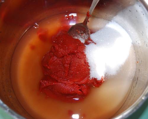 2. Далее рецепт приготовления лечо с томатной пастой переходит к соус. Для этого необходимо в высокой кастрюле соединить томатную пасту с водой. Добавить сахар и соль. Все тщательно перемешать до получения однородной консистенции. Влить уксус. 