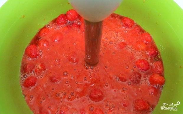 Клубнику и смородину переберите и помойте. Обсушите, чтобы не оставалось воды. Затем измельчите ягоды блендером до единой консистенции.