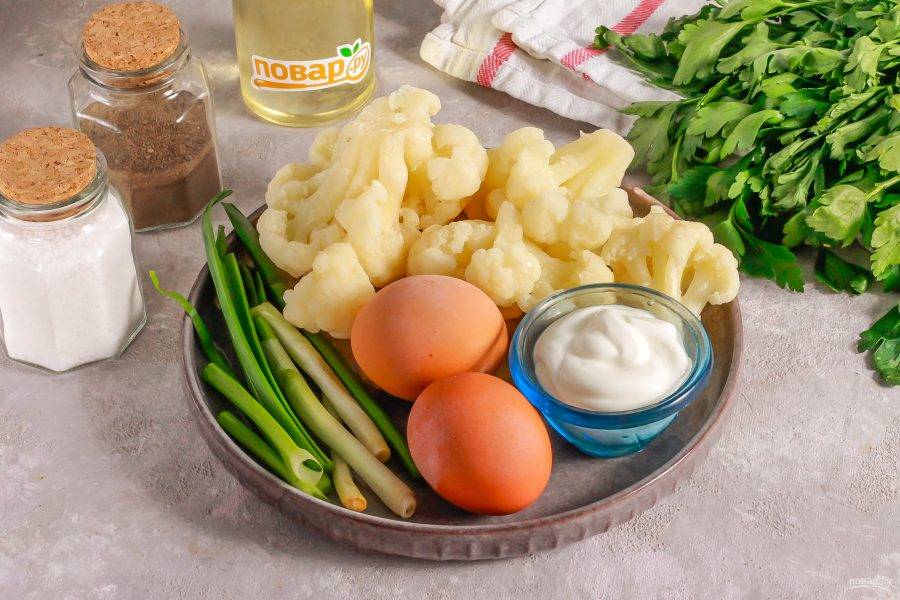 Подготовьте указанные ингредиенты. Куриные яйца отварите заранее в течение 15 минут.