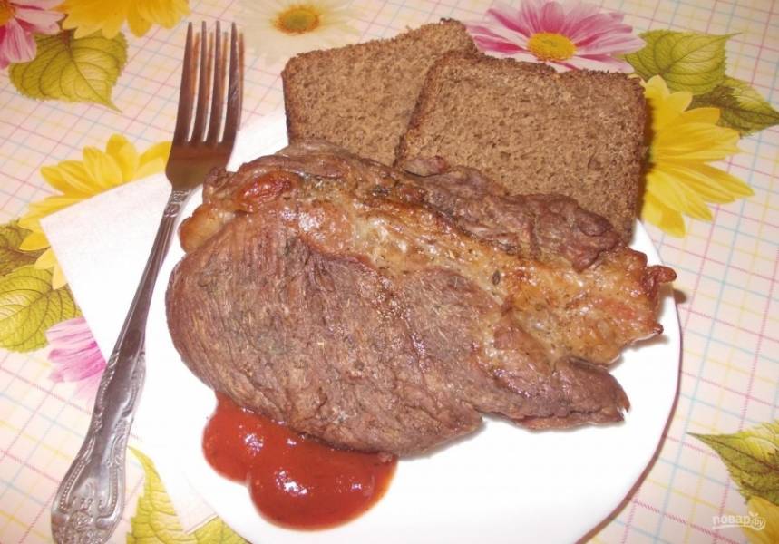 4. Мясо подаю с любым соусом (у меня был обычный кетчуп) а также с несколькими ломтиками черного хлеба.