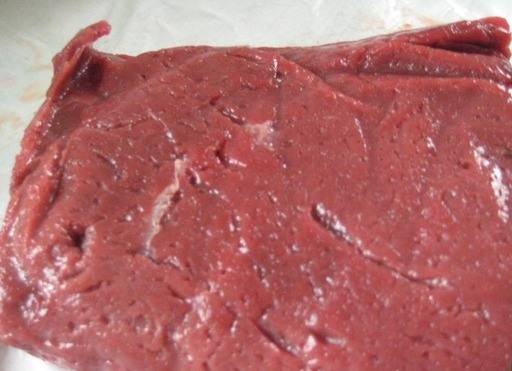 После забоя, мясо должно пролежать в холодильнике 2-3 дня. Обязательно уточните эту информацию у продавца. 