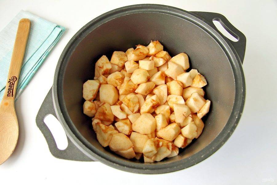 Очищенные яблочки нарежьте кубиками и сложите в кастрюльку или казанок. Влейте кипяченую воду. Вода поможет яблокам не пригореть, а далее они будут тушиться в собственном соку.