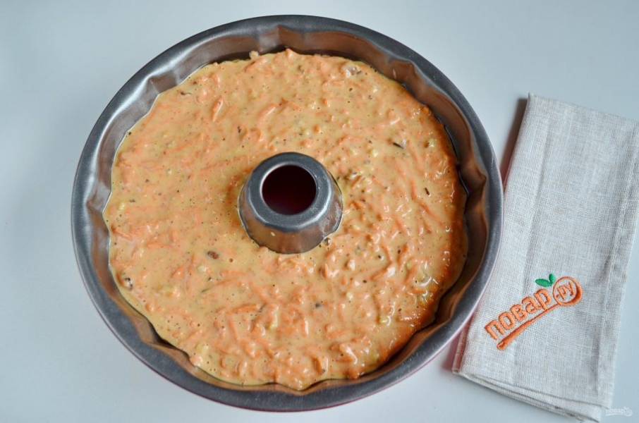 Форму для пирога смажьте растительным маслом без запаха. Перелейте тесто, распределите равномерно. Отправьте пирог в духовку на 1 час.