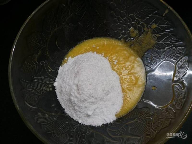 3. В отдельной миске смешайте масло растопленное и сахарную пудру с помощью миксера.