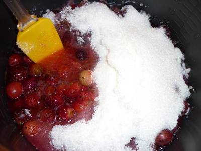 2. Когда ягоды пустят сок - засыпаем их сахаром, выставим режим "Тушение" еще на час.