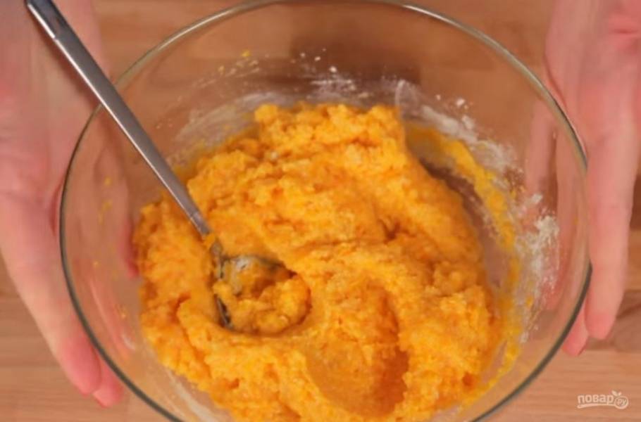 2. Добавьте в натертую морковь взбитое вилкой яйцо, муку, манку, соль и сметану. Хорошо перемешайте и дайте массе постоять 20 минут, чтобы манка и мука разбухли. 