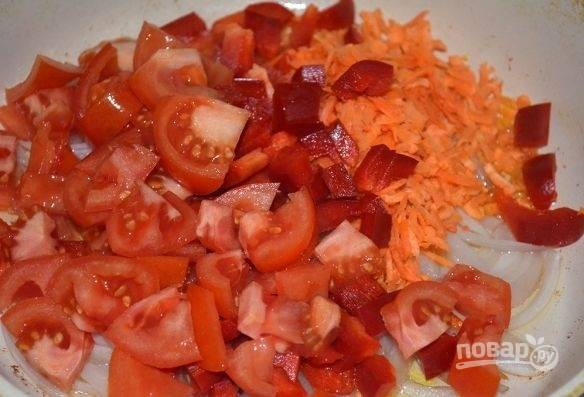 6. Добавьте туда же тертую морковь, нарезанный кубиками перец и помидорки. Впрочем, в зажарку вы можете использовать любые овощи, которые вам больше по вкусу. 