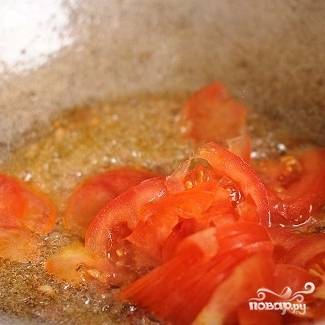 11. Добавьте томаты и, помешивая, обжарьте. Следите, чтобы мясо и овощи не прилипали ко дну.