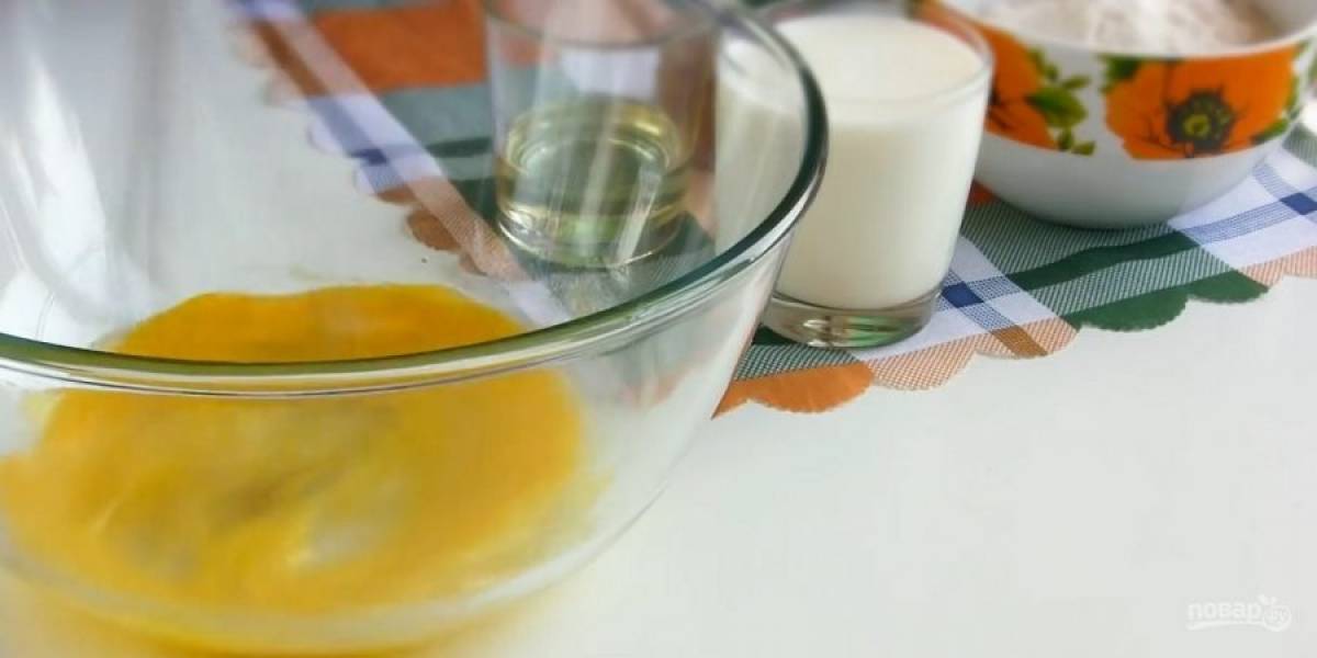 1. Яйца смешайте венчиком с сахаром и солью. Добавьте половину теплого молока, перемешайте. Постепенно просейте муку к массе, перемешайте венчиком до однородности. 