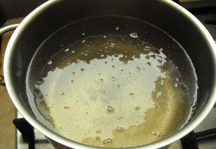 Для маринада соединяем воду, уксус, соль, сахар и растительное масло. Ставим кастрюлю на огонь и доводим до кипения, варим до полного растворения гранул сахара и соли.