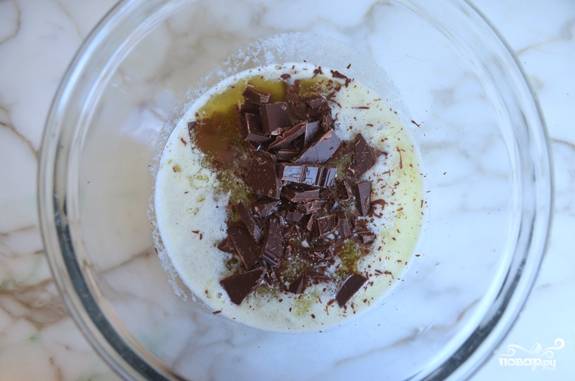 Добавьте в теплое растопленное масло шоколад измельченный (можете его руками поломать просто).