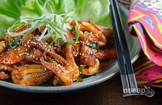 8. Снимите с огня — и можно подавать кальмары по-корейски с овощами к столу.
Приятного аппетита! 