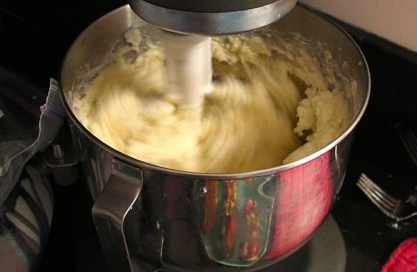 4. Соедините натертый на терке сыр (оставьте немного), картофельную мякоть с молоком и сливками, взбейте до однородности миксером или разомните вилкой. Добавьте по вкусу соль, перец. При желании картофель, фаршированный сыром в домашних условиях, можно дополнить также специями или острым соусом по вкусу.
