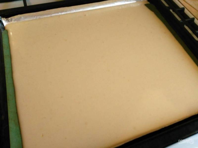 Вылейте получившееся блинное тесто на большой противень, который нужно застелить фольгой или силиконовым ковриком и слегка смазать маслом. Выпекайте большой блин в духовке при температуре 190 градусов в течение 30-35 минут.