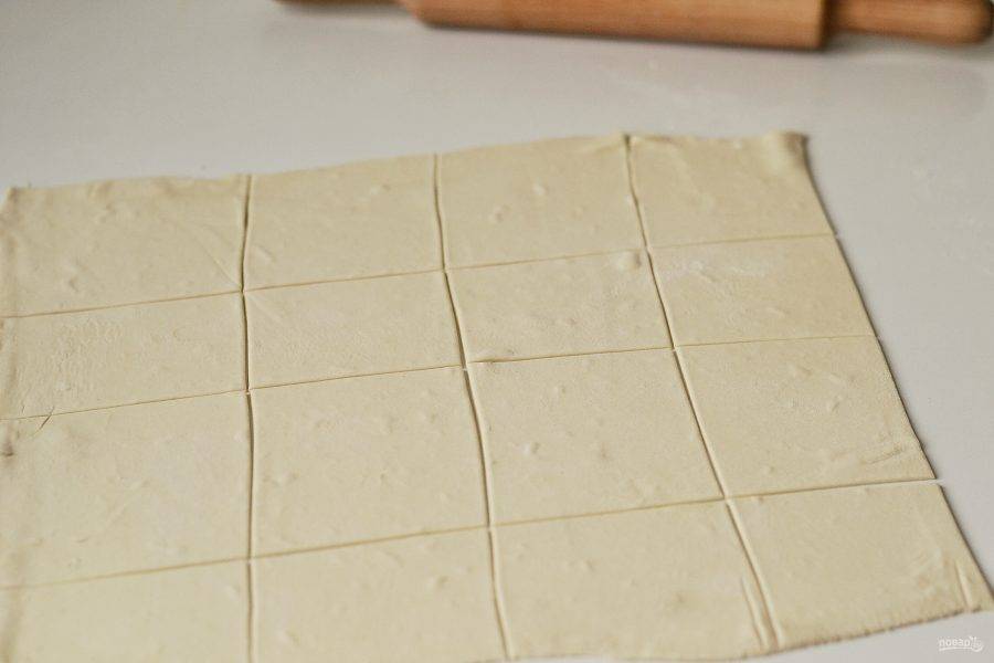 Раскатайте тесто толщиной 3-4 мм. Затем нарежьте на квадраты 8x8 см.

