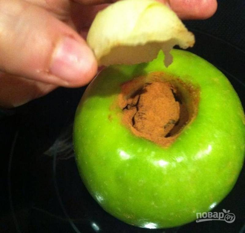 3.	Поверх начинки уложите небольшой кусочек яблока, чтобы орехи или изюм не сгорели.