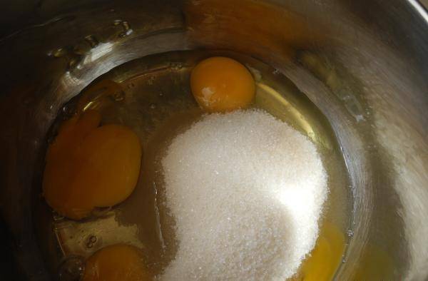 2. Яйца перетираем со стаканом сахара. Лучше всего это сделать миксером.