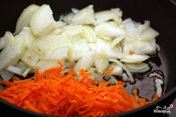 В другой сковороде делаем зажарку из натертой на крупной терке моркови и тонко нарезанного лука.