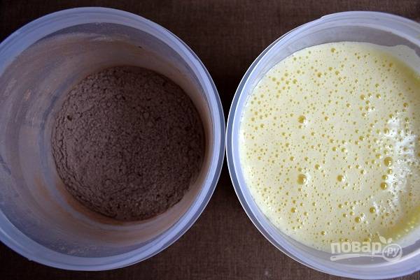 Яйца, сахар и ванилин взбейте миксером до получения пышной светлой пены. Муку и какао просейте через сито.