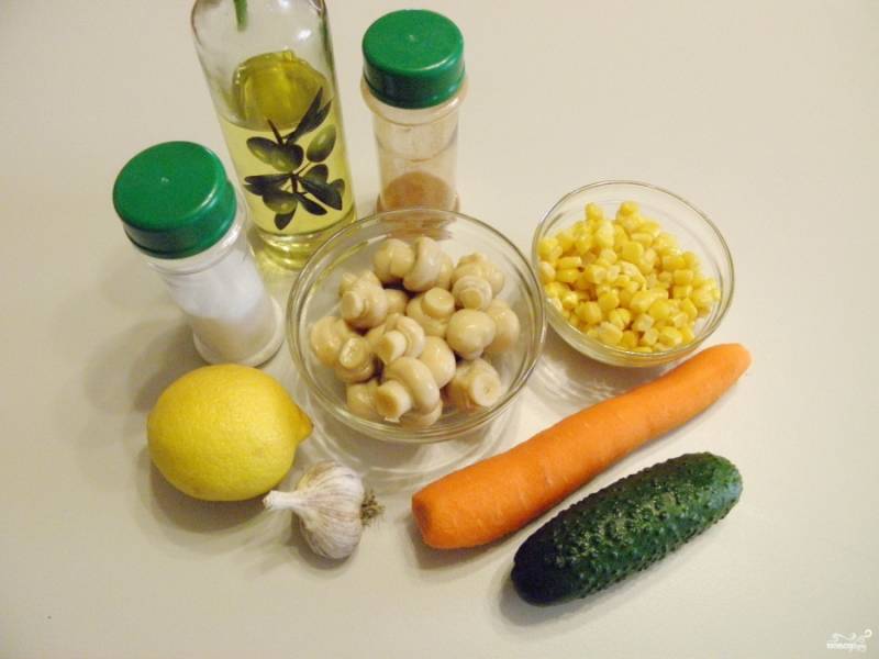 Подготовьте необходимые продукты для салата. Вымойте огурец, очистите морковь и чеснок.