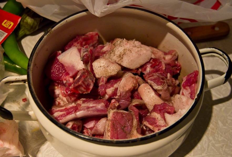 1. Итак, мясо нарезаем кусочками, и на полчаса оставим настаиваться в специях и соли.