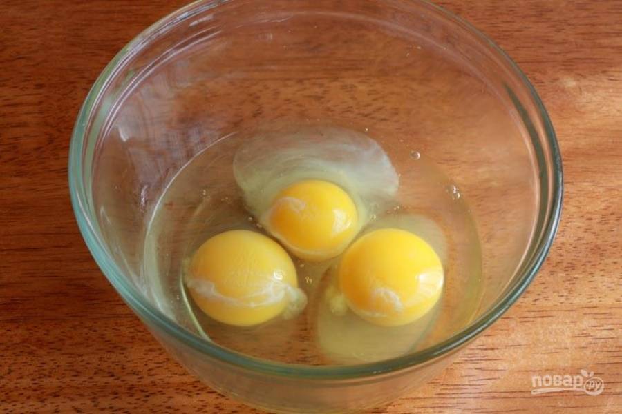 8. Для приготовления заливки в глубокую мисочку вбейте яйца. 
