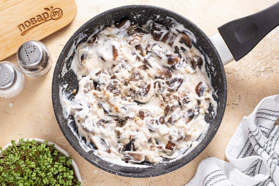 Все перемешайте. Посолите и поперчите по вкусу. Доведете до кипения и тушите все вместе 1-2 минуты.