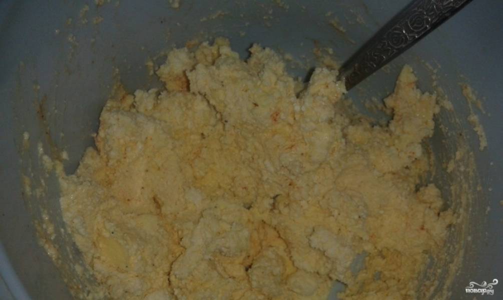 1. Смешаем в миске творог с тертым на мелкой терке сыром и нарубленным сливочным маслом. Отдельно смешаем муку, специи, соль и разрыхлитель. И тоже всыпаем в тесто.