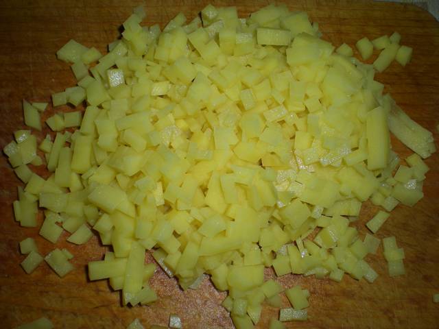 4. Вымыть и очистить картофель. Нарезать его такими же мелкими кубиками, как и мясо. 