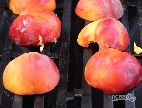 2. Выложите персики на решетку срезом вниз, жарьте минуты 3-4 до образования четких полосок от гриля. 