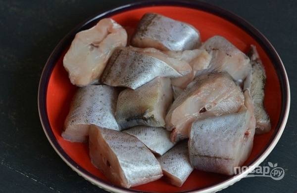 3. Пока обжариваются овощи вымойте, обсушите и нарежьте порционными кусочками рыбку.
