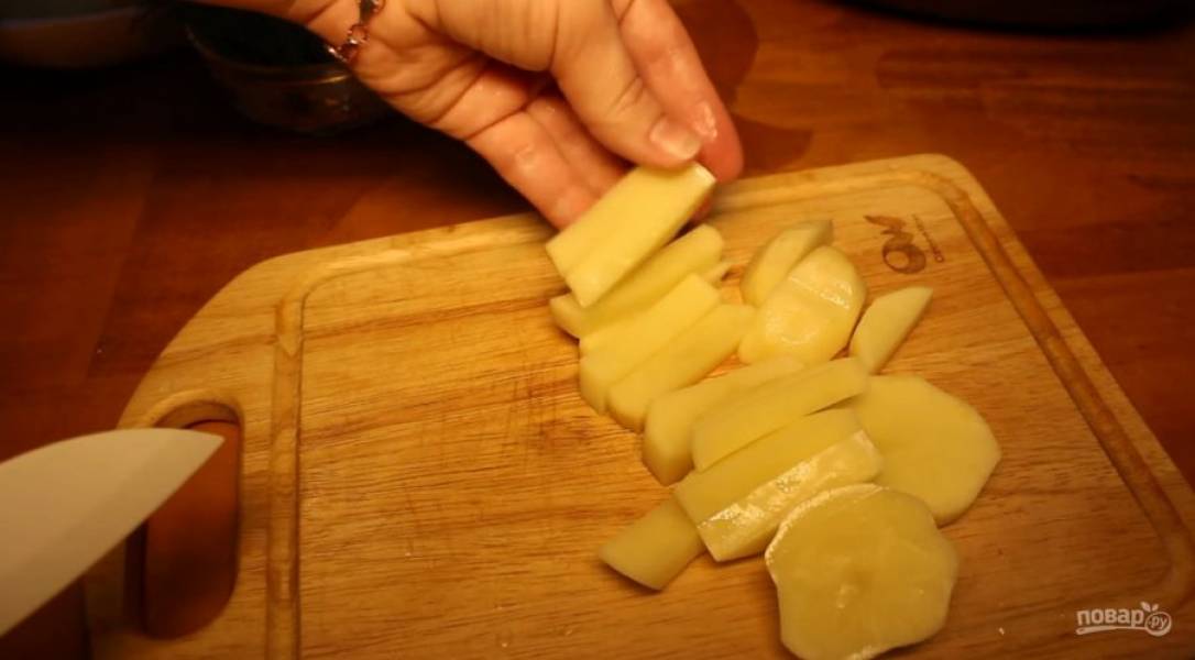 Картофель нарежьте соломкой.