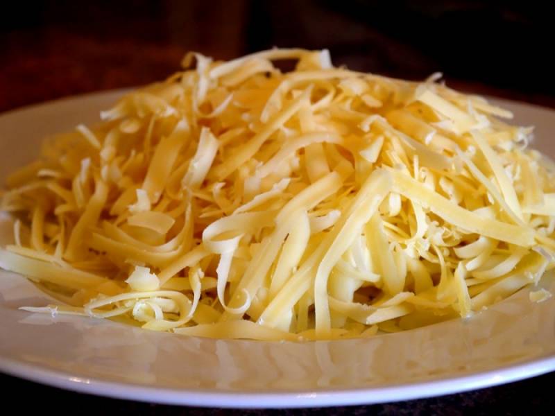 3. Сыр натереть на крупной терке. Использовать лучше соленый сыр. 