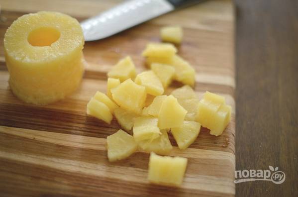 2. Нарежьте ананасы. Отлейте примерно полстакана сиропа из ананасов и соедините с молоком и сгущенкой. 