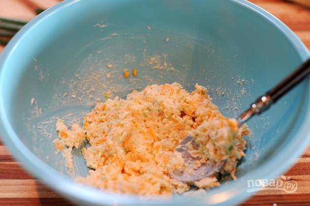 4. Смешайте сыр, чеснок, лук и майонез, приправьте смесь солью.