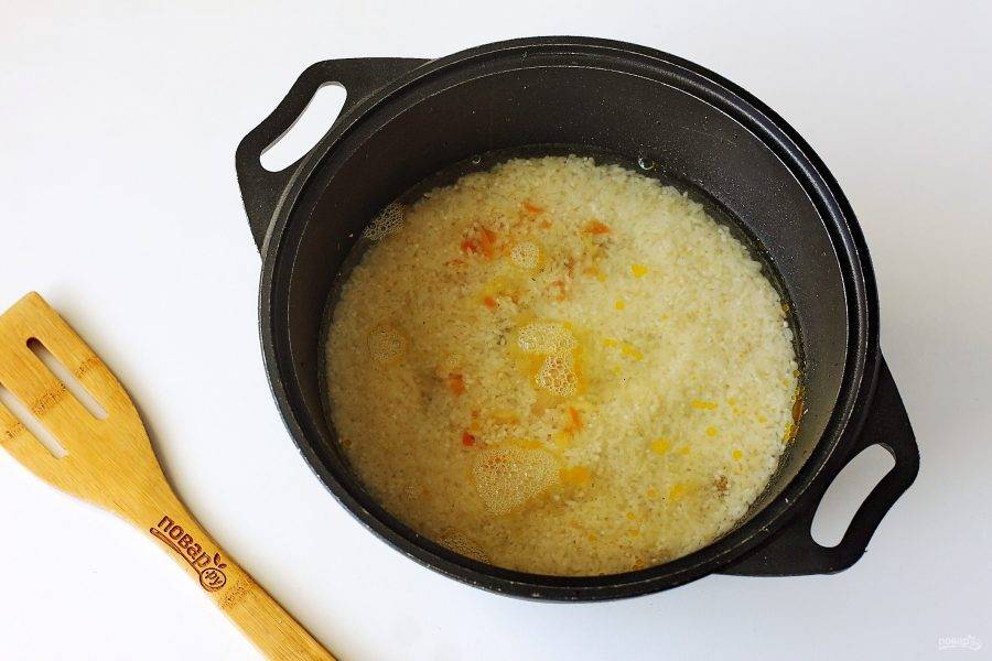 Солянка с рисом и капустой и мясом и рис с мясом и капустой на сковороде