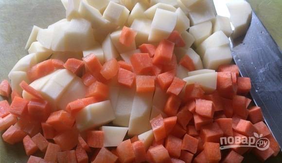 Картофель с морковью почистите, помойте и нарежьте кубиками.