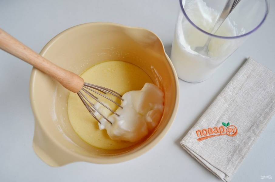 6. Взбейте яичные белки до устойчивых пиков, частями вводите их в тесто, аккуратно перемешивайте.